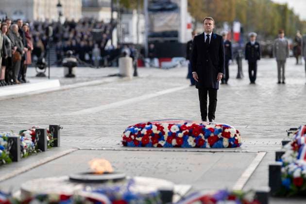 News Themen der Woche KW45 News Bilder des Tages Commemorations of the Armistice, ending WWI ceremony at the Arc de Triomphe - Paris French President Emmanuel Macron takes part in the Rekindling the Flame ceremony as he attends a ceremony at the Tomb of the Unknown Soldier at the Arc de Triomphe in Paris on November 11, 2023, as part of commemorations marking the 105th anniversary of the November 11, 1918 Armistice, ending World War I (WWI). Photo by Eliot Blondet ABACAPRESS.COM Paris France  Copyright: xBlondetxEliot ABACAx