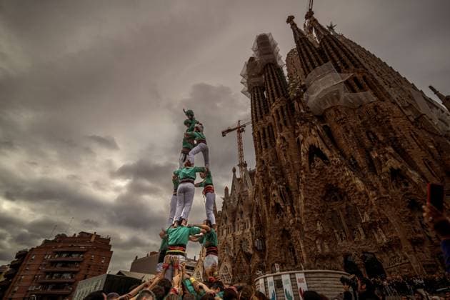 Bilder des Jahres 2023, News 11 November News Themen der Woche KW45 News Bilder des Tages November 11, 2023, Barcelona, Catalonia, Spain: The Castellers de la Sagrada Familia build a human tower in front of Barcelona s Sagrada Familia. Barcelona Spain - ZUMAo105 20231111_fap_o105_003 Copyright: xMatthiasxOesterlex