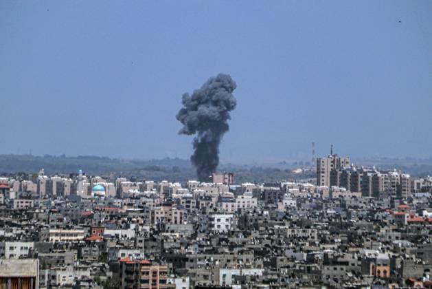 News Themen der Woche KW45 News Bilder des Tages Smoke, flames, and rocket salvoes rose after Israeli forces hit a high-rise tower in Gaza (INT) Smoke, flames, and rocket salvoes rose after Israeli forces hit a high-rise tower in Gaza City. November 11, 2023, Gaza, Palestine: Smoke, flames, and rocket salvoes rose after Israeli forces hit a high-rise tower in Gaza. A major escalation in the Israeli-Palestinian conflict. Credit: Hashem Zimmo Thenews2 (Foto: Hashem Zimmo Thenews2 imago images) Smoke, flames, and rocket salvoes rose after Israeli forces hit a high-rise tower in Gaza  Copyright: xHashemxZimmox