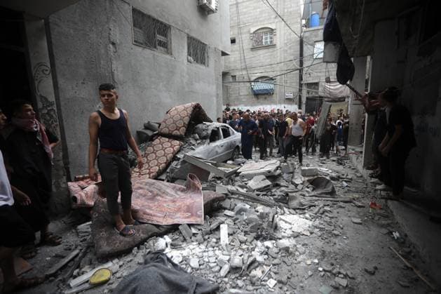 Bilder des Jahres 2023, News 11 November News Themen der Woche KW45 News Bilder des Tages People search for victims amid the rubble of houses hit by Israeli bombing in Rafah in the southern Gaza Strip, on Saturday, November 11, 2023. As the Israeli attacks continue in Gaza, more than 11,070 people have been killed, including 4,506 children, 3,027 women, and 678 elderly people according to the Palestinian Ministry of Health.  GAZ202311151 IsmaelxMohamad