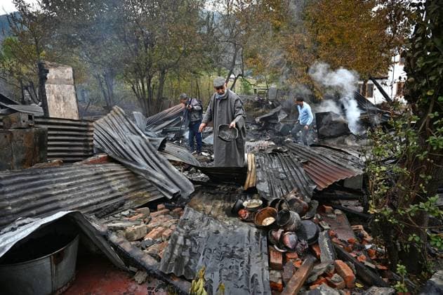 News Themen der Woche KW45 News Bilder des Tages Indien, Brand zerstört mehrere Hausboote auf dem Dal-See in Srinagar SRINAGAR, INDIA NOVEMBER 11: People search for salvageable items after a fire gutted several houseboats early morning at Dal Lake, on November 11, 2023 in Srinagar, India. The fire broke out in the tourist hub of Dal Lake early Saturday. As many as five houseboats and an equal number of huts attached to them were gutted. According to officials, property worth crores of rupees were destroyed in the fire. (Photo by Waseem Andrabi Hindustan Times ) Massive Fire Breaks Out At Srinagar?s Dal Lake, Several Houseboats Gutted