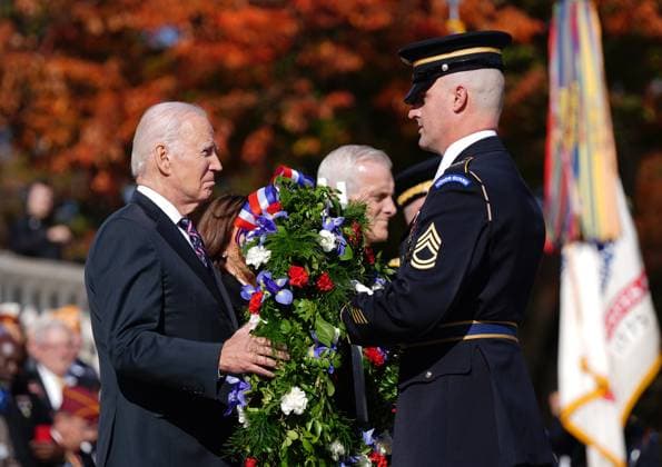 News Themen der Woche KW45 News Bilder des Tages President Joe Biden lays a wreath at the Tomb of the Unknown Soldier as part of a National Veterans Day Observance at Arlington National Cemetery in Arlington, Virginia on Saturday, November 11, 2023.  WAS20231111615 BONNIExCASH