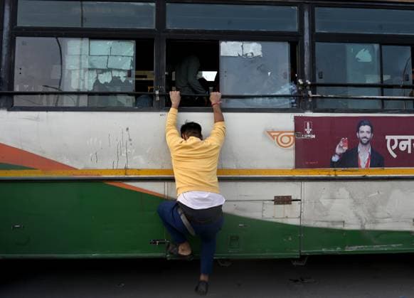 News Themen der Woche KW45 News Bilder des Tages NOIDA, INDIA ? NOVEMBER 11: Huge rush of travelers at Morna bus depot, on the eve of Diwali, on November 11, 2023 in Noida, India. (Photo by Sunil Ghosh Hindustan Times ) Preparation For Diwali Festival Celebration