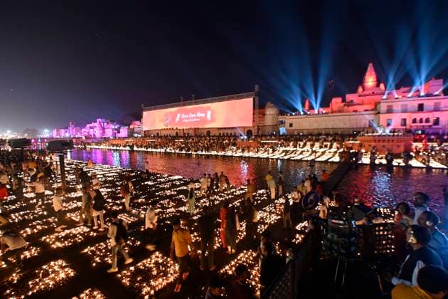 Bilder des Jahres 2023, News 11 November News Themen der Woche KW45 News Bilder des Tages AYODHYA, INDIA NOVEMBER 11: People lighting earthen lamps at Ram ki Paidi during Diya Deepotsav (Diwali celebrations) on November 11, 2023 in Ayodhya, India. Ayodhya is all set to celebrate a grand ?Deepotsav? on the eve of Diwali as 24 lakh traditional earthen lamps, or diyas, at 51 ghats of Saryu river will illuminate the temple city at the same time, setting a world record. The festivities would commence at 3pm and would be inaugurated by chief minister Yogi Adityanath. Almost the entire UP cabinet ministers along with the High Commissioners and Ambassadors of over 50 countries will also participate in the program. (Photo by Deepak Gupta Hindustan Times ) UP Governor Anandiben Patel And CM Yogi Adityanath Attend Diya Deepotsav Ce