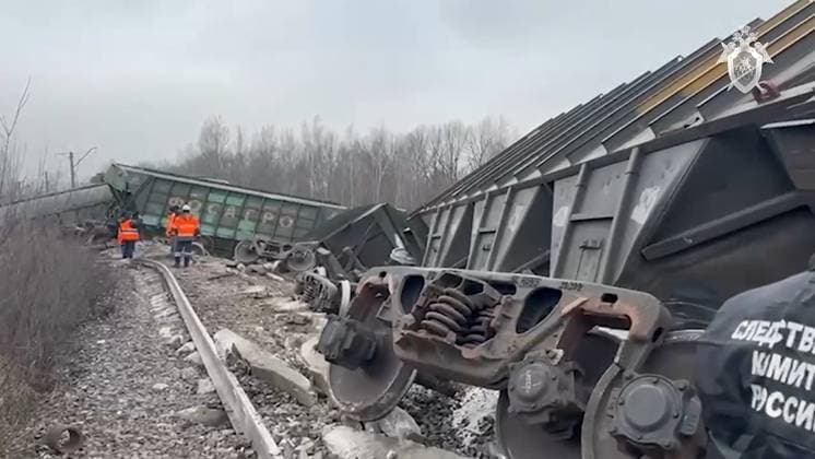 Bilder des Jahres 2023, News 11 November News Themen der Woche KW45 News Bilder des Tages Russland, GÃ¼terzug in Region Rjasan entgleist RUSSIA, RYAZAN REGION - NOVEMBER 11, 2023: Russian Investigative Committee officers are seen at the site of freight wagon derailment caused by third party intervention on a railway section between Rybnoye and Blok Post. Best quality available. Video screen grab. Russian Investigative Committee TASS  64680844