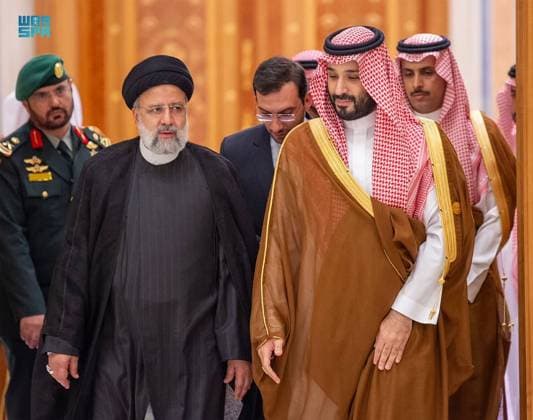 Bilder des Jahres 2023, News 11 November News Themen der Woche KW45 News Bilder des Tages Saudi Crown Prince Mohammed bin Salman (R) talks with Iranian President Ebrahim Raisi during an emergency meeting of the Arab League and the Organisation of Islamic Cooperation (OIC), in Riyadh, Saudi Arabia on Saturday, November 11, 2023. The summit was expected to underscore demands that Israel s war in Gaza end before the violence draws in other countries.  SAU20231111097 SaudixPressxAgency