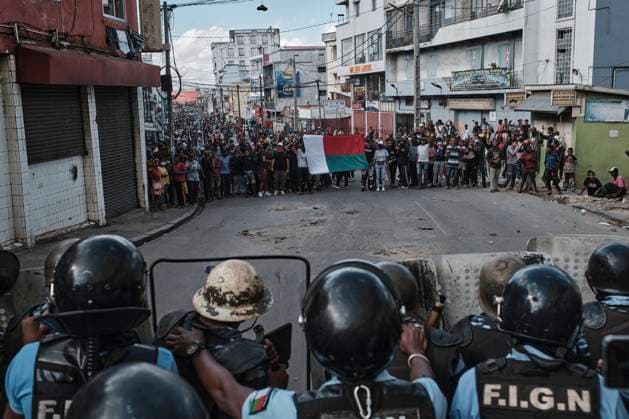 Bilder des Jahres 2023, News 11 November News Themen der Woche KW45 News Bilder des Tages November 11, 2023, Antananarivo, Analamanga, Madagascar: Antananarivo, Madagascar, November 11, 2023, Demonstrators, holding the Malagasy flag, come face to face with anti-riot forces...With five days to go to the first round of Madagascar s presidential election, tensions are escalating between supporters of the various candidates and riot police, with the latter contesting the legitimacy of the electoral process. Despite protests spreading to several towns across the country, candidates Andry Rajoelina, Siteny Randrianasoloniaiko and Sendrison Daniela Raderanirina are continuing their campaign with determination. The candidates collective is calling for a fair election, while denouncing the alleged partiality of the High Constitutional C - ZUMAr268 20231111_zip_r268_019 Copyright: xiAkoxRandrianarivelox