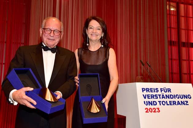 Bilder des Jahres 2023, Entertainment 11 November Entertainment Themen der Woche KW45 Entertainment Bilder des Tages Preis für Verständigung und Toleranz 2023 PREISGEWINNER: Prof. Dr.h.c. Wolfgang Ischinger, Präsident des Stiftungsrats der Stiftung Münchner Sicherheitsakonferentzz, Dr. Corinna Michaela Flick, Ankunft, blauer Teppich Preis für Verständigung und Toleranz 2023 in Berlin, Jüdisches Museum Berlin am 11.11.2023 *** Prize for Understanding and Tolerance 2023 AWARD WINNERS Prof Dr h c Wolfgang Ischinger, President of the Board of Trustees of the Munich Security Conference Foundation, Dr Corinna Michaela Flick, arrival, blue carpet Prize for Understanding and Tolerance 2023 in Berlin, Jewish Museum Berlin on 11 11 2023 Photopress Mueller