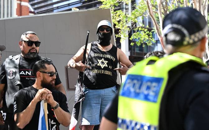 Bilder des Jahres 2023, News 11 November News Themen der Woche KW45 News Bilder des Tages PRO PALESTINE RALLY BRISBANE, A man is seen during a Pro-Palestine demonstration in King George Square in Brisbane, Sunday, November 12, 2023. ( NO ARCHIVING, EDITORIAL USE ONLY, NO USE IN BOOKS WITHOUT CONSENT BRISBANE QUEENSLAND AUSTRALIA  Copyright: xDARRENxENGLANDx 20231112001864396711