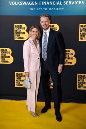 Tatjana Biallas mit Begleitung bei der Preisverleihung vom 37. Braunschweig International Film Festival im Großen Haus des Staatstheaters Braunschweig. Braunschweig, 11.11.2023