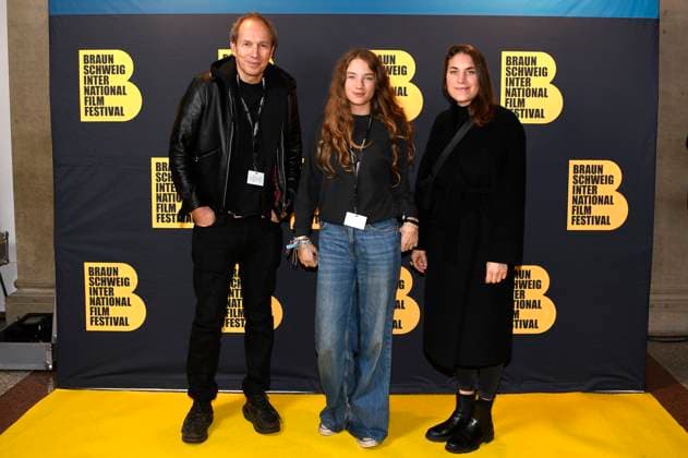 Eline Doenst mit Begleitung bei der Preisverleihung vom 37. Braunschweig International Film Festival im Großen Haus des Staatstheaters Braunschweig. Braunschweig, 11.11.2023