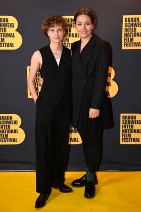 Luna Jordan und Anna Roller bei der Preisverleihung vom 37. Braunschweig International Film Festival im Großen Haus des Staatstheaters Braunschweig. Braunschweig, 11.11.2023 *** Luna Jordan and Anna Roller at the award ceremony of the 37 Braunschweig International Film Festival at the Staatstheater Braunschweig Braunschweig, 11 11 2023 Foto:xC.xNiehausx xFuturexImagex biff_3117
