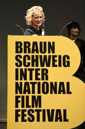 Vanessa Donelly bekommt den Heimspiel-Preis bei der Preisverleihung vom 37. Braunschweig International Film Festival im Großen Haus des Staatstheaters Braunschweig. Braunschweig, 11.11.2023