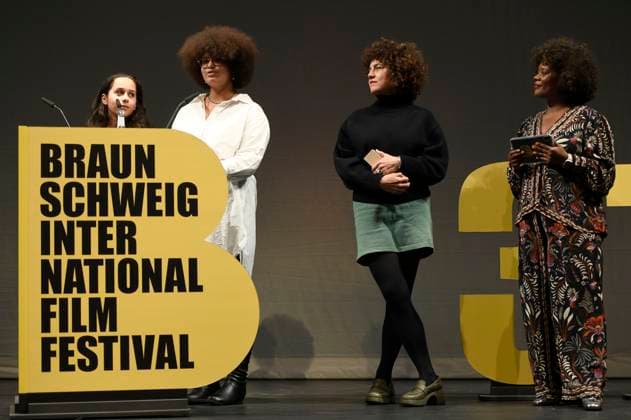 Sara Nouri, Sarah Brahim, Kinama-Preisträgerin Angela Ottobah und Denise M Baye bei der Preisverleihung vom 37. Braunschweig International Film Festival im Großen Haus des Staatstheaters Braunschweig. Braunschweig, 11.11.2023