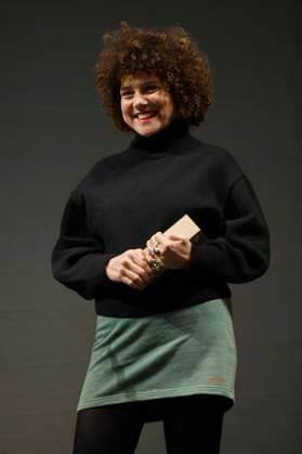 Angela Ottobah mit Kinama-Award bei der Preisverleihung vom 37. Braunschweig International Film Festival im Großen Haus des Staatstheaters Braunschweig. Braunschweig, 11.11.2023