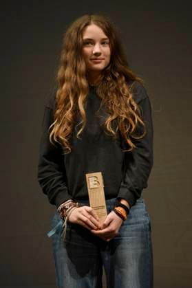 Eline Doenst mit dem Braunschweiger Filmpreis als bester Nachwuchs bei der Preisverleihung vom 37. Braunschweig International Film Festival im Großen Haus des Staatstheaters Braunschweig. Braunschweig, 11.11.2023