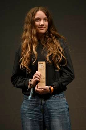 Eline Doenst mit dem Braunschweiger Filmpreis als bester Nachwuchs bei der Preisverleihung vom 37. Braunschweig International Film Festival im Großen Haus des Staatstheaters Braunschweig. Braunschweig, 11.11.2023