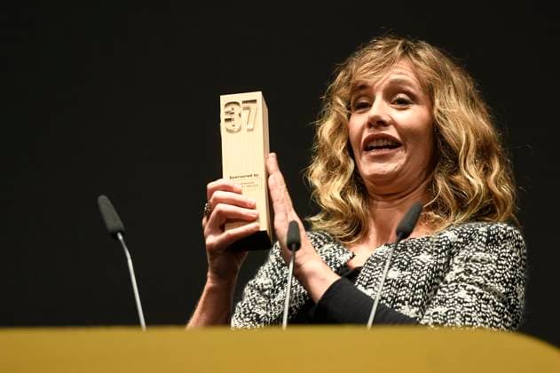 Cecile de France erhält die Europa als Europäischen Schauspielpreis bei der Preisverleihung vom 37. Braunschweig International Film Festival im Großen Haus des Staatstheaters Braunschweig. Braunschweig, 11.11.2023
