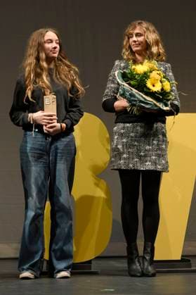 Eline Doenst (Braunschweiger Filmpreis als bester Nachwuchs) und Cecile de France (die Europa als Europäischen Schauspielpreis) bei der Preisverleihung vom 37. Braunschweig International Film Festival im Großen Haus des Staatstheaters Braunschweig. Braunschweig, 11.11.2023