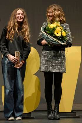 Eline Doenst (Braunschweiger Filmpreis als bester Nachwuchs) und Cecile de France (die Europa als Europäischen Schauspielpreis) bei der Preisverleihung vom 37. Braunschweig International Film Festival im Großen Haus des Staatstheaters Braunschweig. Braunschweig, 11.11.2023