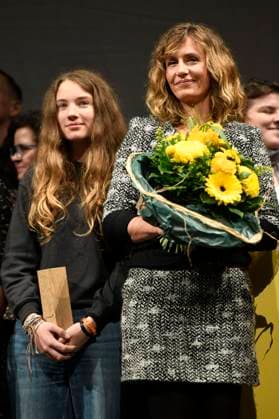 Eline Doenst (Braunschweiger Filmpreis als bester Nachwuchs) und Cecile de France (die Europa als Europäischen Schauspielpreis) bei der Preisverleihung vom 37. Braunschweig International Film Festival im Großen Haus des Staatstheaters Braunschweig. Braunschweig, 11.11.2023