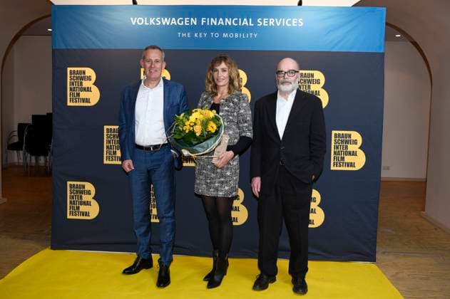 Anthony Bandmann, Cecile de France und Michael Ranze bei der Preisverleihung vom 37. Braunschweig International Film Festival im Großen Haus des Staatstheaters Braunschweig. Braunschweig, 11.11.2023