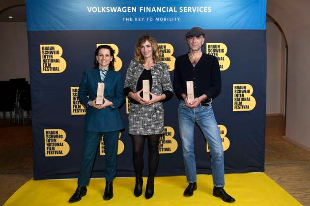 Veerle Baetens mit dem Publikumspreis Heinrich sowie den Volkswagen Financial Services Film Award für den besten Film Cecile de France mit der Europa als Europäischen Schauspielpreis bei der Preisverleihung vom 37. Braunschweig International Film Festival im Großen Haus des Staatstheaters Braunschweig Daneben Maarten Loix. Braunschweig, 11.11.2023