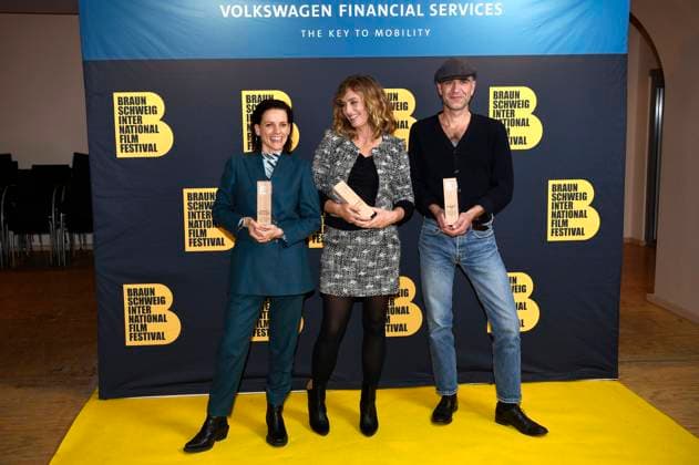 Veerle Baetens mit dem Publikumspreis Heinrich sowie den Volkswagen Financial Services Film Award für den besten Film Cecile de France mit der Europa als Europäischen Schauspielpreis bei der Preisverleihung vom 37. Braunschweig International Film Festival im Großen Haus des Staatstheaters Braunschweig Daneben Maarten Loix. Braunschweig, 11.11.2023