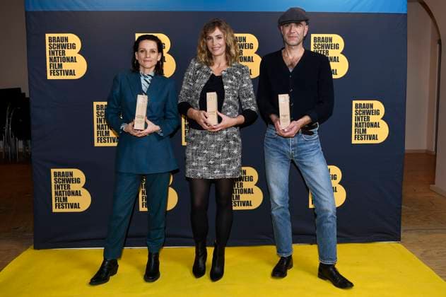 Veerle Baetens mit dem Publikumspreis Heinrich sowie den Volkswagen Financial Services Film Award für den besten Film Cecile de France mit der Europa als Europäischen Schauspielpreis bei der Preisverleihung vom 37. Braunschweig International Film Festival im Großen Haus des Staatstheaters Braunschweig Daneben Maarten Loix. Braunschweig, 11.11.2023