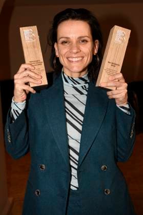 Veerle Baetens mit dem Publikumspreis Heinrich sowie den Volkswagen Financial Services Film Award für den besten Film bei der Preisverleihung vom 37. Braunschweig International Film Festival im Großen Haus des Staatstheaters Braunschweig. Braunschweig, 11.11.2023