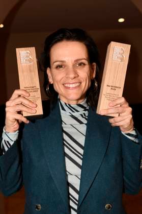 Veerle Baetens mit dem Publikumspreis Heinrich sowie den Volkswagen Financial Services Film Award für den besten Film bei der Preisverleihung vom 37. Braunschweig International Film Festival im Großen Haus des Staatstheaters Braunschweig. Braunschweig, 11.11.2023