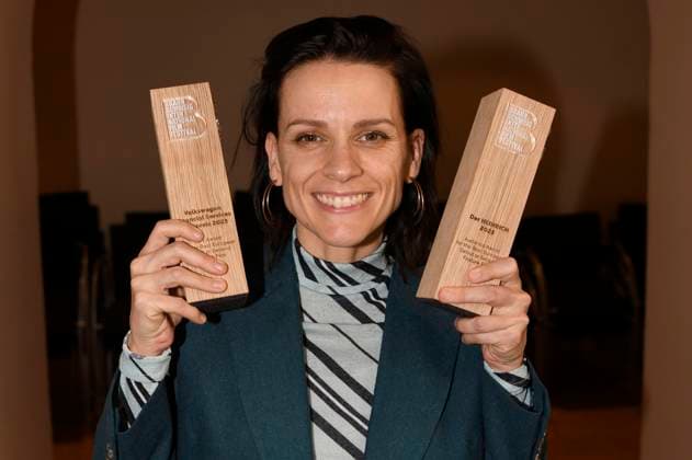 Veerle Baetens mit dem Publikumspreis Heinrich sowie den Volkswagen Financial Services Film Award für den besten Film bei der Preisverleihung vom 37. Braunschweig International Film Festival im Großen Haus des Staatstheaters Braunschweig. Braunschweig, 11.11.2023