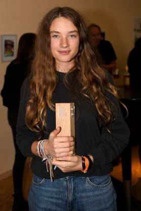 Eline Doenst mit dem Braunschweiger Filmpreis als Bester Nachwuchs bei der Preisverleihung vom 37. Braunschweig International Film Festival im Großen Haus des Staatstheaters Braunschweig. Braunschweig, 11.11.2023