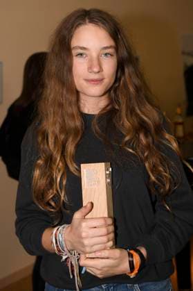 Eline Doenst mit dem Braunschweiger Filmpreis als Bester Nachwuchs bei der Preisverleihung vom 37. Braunschweig International Film Festival im Großen Haus des Staatstheaters Braunschweig. Braunschweig, 11.11.2023