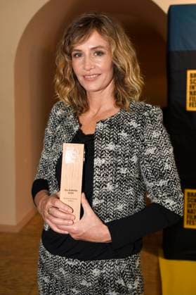 Cecile de France mit der Europa als Europäischen Schauspielpreis bei der Preisverleihung vom 37. Braunschweig International Film Festival im Großen Haus des Staatstheaters Braunschweig. Braunschweig, 11.11.2023