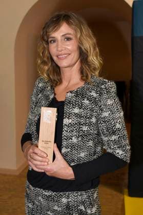 Cecile de France mit der Europa als Europäischen Schauspielpreis bei der Preisverleihung vom 37. Braunschweig International Film Festival im Großen Haus des Staatstheaters Braunschweig. Braunschweig, 11.11.2023