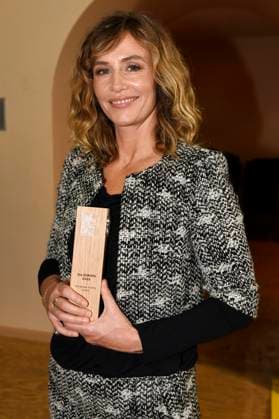 Cecile de France mit der Europa als Europäischen Schauspielpreis bei der Preisverleihung vom 37. Braunschweig International Film Festival im Großen Haus des Staatstheaters Braunschweig. Braunschweig, 11.11.2023