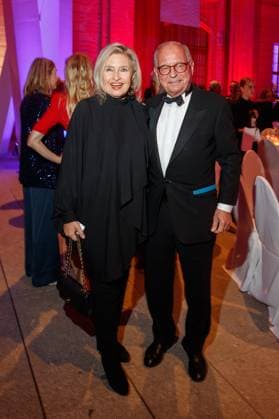 22. Preis für Verständigung und Toleranz 2023 Jutta Falke-Ischinger und Wolfgang Ischinger beim 22. Preis für Verständigung und Toleranz im Glashof des Jüdischen Museums am 11.11.2023 in Berlin. *** 22 Prize for Understanding and Tolerance 2023 Jutta Falke Ischinger and Wolfgang Ischinger at the 22 Prize for Understanding and Tolerance in the Glass Courtyard of the Jewish Museum on 11 11 2023 in Berlin Copyright: xEventpressxKochanx