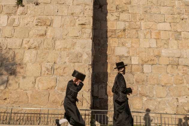 Religions coexisting in Jerusalem, Israel - 10 Nov 2023 Two men from the Orthodox Jewish community walking around the walls of the old city of Jerusalem. Jerusalem is a sacred city for three monotheistic religions: Judaism, Christianity and Islam. This religious diversity has led to a coexistence that is both friendly and conspicuous, although the situation has become somewhat tense since the attacks of October 7, 2023. Despite the conflicts that have marked the city s history, the inhabitants of Jerusalem have learned to live together in harmony. This is reflected in everyday life, in which the three religions share public spaces, such as the Old City. For example, in the Old City there are the Al-Aqsa Mosque, the Western Wall and the Ch Copyright: xIsraelxFuguemannx xSOPAxImagesx IFuguemann-Religions-10
