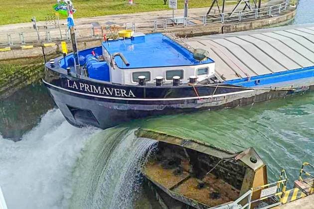 Bilder des Jahres 2023, News 11 November News Themen der Woche KW45 News Bilder des Tages Schleusentor auf dem Rhein bei Iffezheim zerstört: Millionenschaden wegen Unaufmerksamkeit Frachtschiff rammt Schleusentor an deutsch-französischer Grenze Reparaturen werden wohl mehrere Monate andauern Ein kurzer Moment der Unaufmerksamkeit hat an der Rhein-Schleuse bei Iffezheim einen großen Schaden verursacht. Wie ein Sprecher der Wasserschutzpolizei am Sonntag auf Anfrage mitteilte, krachte das Gütermotorschiff La Primavera am Samstag um 14.15 Uhr bei der Fahrt von Basel nach Karlsruhe gegen ein geschlossenes Schleusentor an der Anlage. Das Tor des Zweikammer-Systems war geschlossen, da ein anderes Schiff bereits auf der Überfahrt war , so der Sprecher. Der Frachter walzte das massive Stahltor nieder und blieb letztlich Copyright: xEinsatz-Report24x