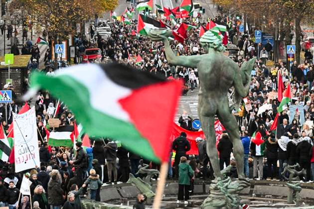 Bilder des Jahres 2023, News 11 November News Themen der Woche KW45 News Bilder des Tages GÖTEBORG 20231112 Demonstranter vid Götaplatsen i Göteborg när enhetsfront för Palestina arrangerar en landsomfattande manifestation till stöd för Palestina. Göteborg Sverige x9200x *** GÖTEBORG 20231112 Demonstrators at Götaplatsen in Gothenburg as the United Front for Palestine organizes a nationwide demonstration in support of Palestine Gothenburg Sweden x9200x  Copyright: xBjörnxLarssonxRosvall TTx PALESTINSK MANIFESTATION GÖTEBORG TTABB0000000000226794