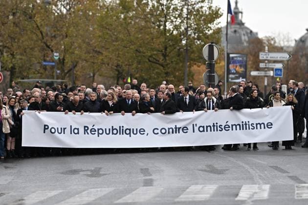 News Themen der Woche KW45 News Bilder des Tages March against anti-Semitism in Paris Chief Rabbi of France Haim Korsia, Bishop of Nanterre monseigneur Matthieu Rouge, Former French President Nicolas Sarkozy, President of the French National Assembly Yael Braun-Pivet, French Senate President Gerard Larcher, French Prime Minister Elisabeth Borne, Former French President Francois Hollande, President of the Representative Council of French Jewish Institutions (CRIF) Yonathan Arfi, flanked by cabinet ministers of the French government and former prime-ministers with a banner which reads For the Republic, against anti-Semitism during March against anti-Semitism in Paris, France on November 12, 2023. Photo by Eliot Blondet ABACAPRESS.COM Paris France  Copyright: xBlondetxEliot ABACAx