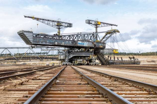 Braunkohletagebau Jaenschwalde DEU Deutschland Brandenburg Jaenschwalde, 10.11.2023, Tagebau Jaenschwalde (LEAG) im lausitzer Revier, Eimerkettenbagger in der Kohlegrube. Der Kohleabbau im Braunkohletagebau Jaenschwalde wird voraussichtlich Ende des Jahres 2023 eingestellt und der Tagebau geschlossen. *** Jaenschwalde opencast lignite mine DEU Germany Brandenburg Jaenschwalde, 10 11 2023, Jaenschwalde opencast mine LEAG in the Lausitz mining district, bucket chain excavator in the coal pit Coal mining in the Jaenschwalde opencast lignite mine is expected to cease at the end of 2023 and the opencast mine will be closed AF_Tgb_Jaenschwalde_86112.jpeg