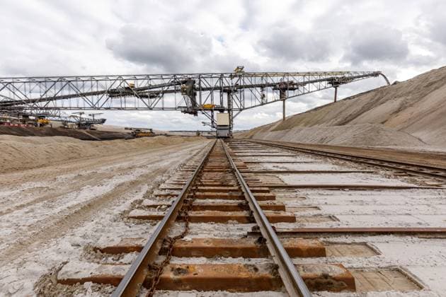 Braunkohletagebau Jaenschwalde DEU Deutschland Brandenburg Jaenschwalde, 10.11.2023, Tagebau Jaenschwalde (LEAG) im lausitzer Revier, Blick in den Tagebau mit Abraumfoerderbruecke F60. Der Kohleabbau im Braunkohletagebau Jaenschwalde wird voraussichtlich Ende des Jahres 2023 eingestellt und der Tagebau geschlossen. *** Jaenschwalde opencast lignite mine DEU Germany Brandenburg Jaenschwalde, 10 11 2023, Jaenschwalde LEAG opencast mine in the Lausitz mining district, view into the opencast mine with overburden conveyor bridge F60 Coal mining in the Jaenschwalde opencast lignite mine is expected to cease at the end of 2023 and the opencast mine will be closed AF_Tgb_Jaenschwalde_86162.jpeg