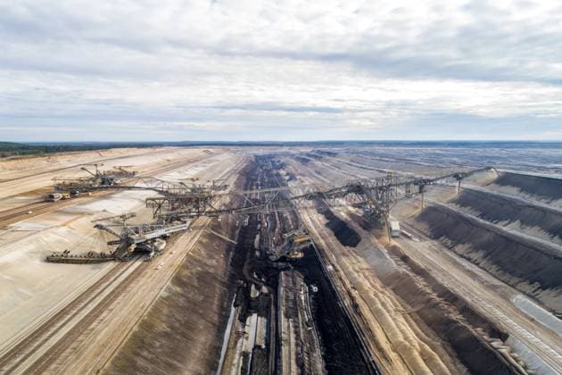 Braunkohletagebau Jaenschwalde DEU Deutschland Brandenburg Jaenschwalde, 10.11.2023, Tagebau Jaenschwalde (LEAG) im lausitzer Revier, Blick in den Tagebau mit Abraumfoerderbruecke F60, Luftaufnahme mit einer Drohne. Der Kohleabbau im Braunkohletagebau Jaenschwalde wird voraussichtlich Ende des Jahres 2023 eingestellt und der Tagebau geschlossen. *** Jaenschwalde opencast lignite mine DEU Germany Brandenburg Jaenschwalde, 10 11 2023, Jaenschwalde opencast mine LEAG in the Lausitz mining area, view into the opencast mine with overburden conveyor bridge F60, aerial view with a drone Coal mining in the Jaenschwalde opencast lignite mine is expected to cease at the end of 2023 and the opencast mine will be closed AF_Tgb_Jaenschwalde_86379.jpeg