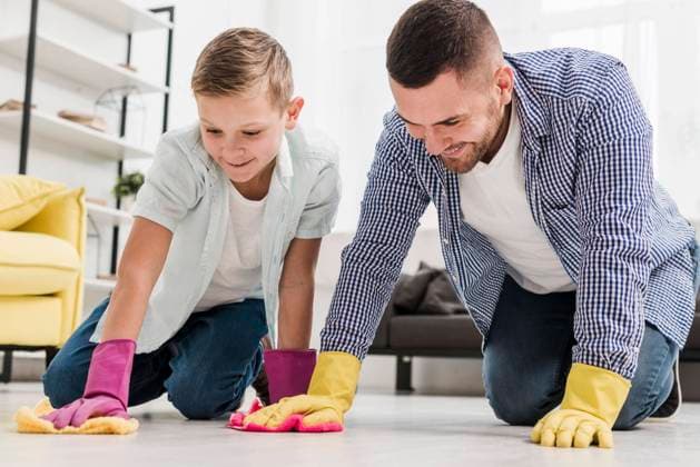 IMAGO Creative: Frühjahrsputz Mann Junge putzt Boden *** Man Boy cleans Floor Copyright: imageBROKER/OleksandrxLatkun ibxole09813546.jpg ,model released, Symbolfoto ,property released