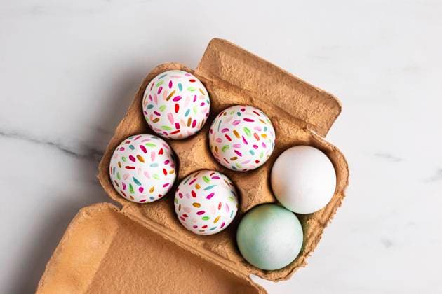Ansicht von oben bemalte Ostereierkarton *** View from above Painted Easter egg carton Copyright: imageBROKER OleksandrxLatkun ibxole09814314.jpg