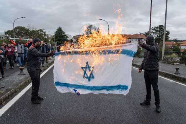 News Themen der Woche KW45 November 11, 2023, Hendaye, France: Two hooded people have burned a flag of Israel on the bridge linking Spain and France. the demonstration started in Hendaye, France, and ended in Irun, Spain. The two cities are divided by a bridge that crosses a river, and that is where the incidents with the police took place (in France side). The two border towns are separated by a river. Hendaye France - ZUMAs197 20231111_aaa_s197_667 Copyright: xJavixJuliox