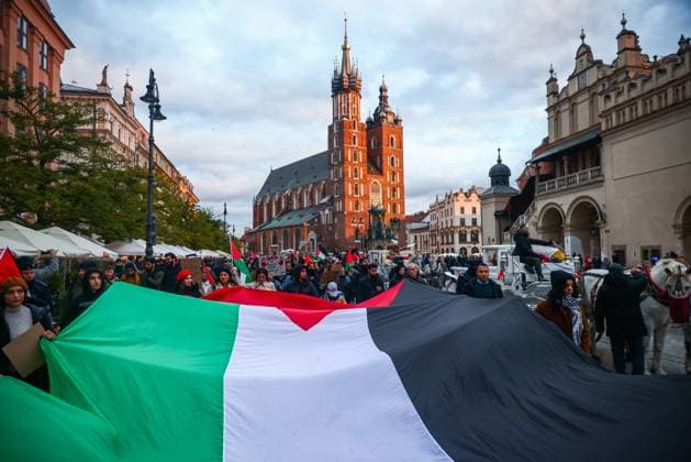 Bilder des Jahres 2023, News 11 November News Themen der Woche KW45 November 12, 2023, Krakow, Poland: Solidarity with Palestine demonstration at the Main Square in Krakow, Poland on November 12, 2023. Protests in support of Palestine have been held worldwide after recent bloody events in the Middle East. Krakow Poland - ZUMAz156 20231112_zip_z156_010 Copyright: xBeataxZawrzelx