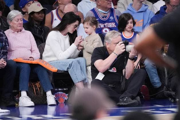 Anne Hathaway and her Husband Adam at the NY Knicks game with her two sons, Jonathan and Jack. She also brought her mother and father. Featuring: Kate Hathaway, Anne Hathaway with son Jack, son Jonathan Where: New York, New York, United States When: 12 Nov 2023 Credit: INSTARimages.com EDITORIAL USE ONLY. NOT FOR USE BY NEWSPAPERS BASED IN THE UK. Copyright: xINSTARimages.comx 53203199